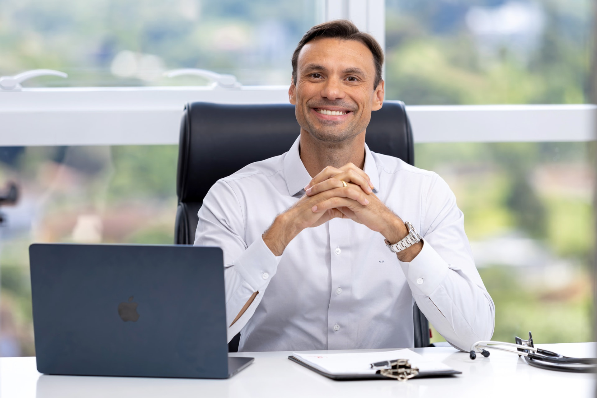 Dr. Victor Vinicius Paviani em seu consultório
